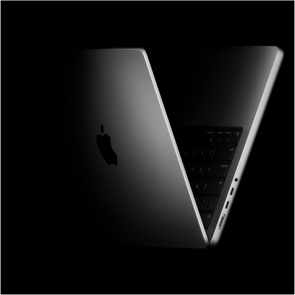 MacBook Pro umístěný ve tvaru V jako odkaz na čipy řady M5